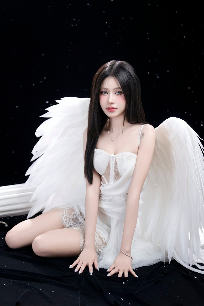 Tuyển thủ Liên Quân Shizuka, tên thật là Ngọc Hương, vừa khiến cộng đồng mạng xôn xao với bộ ảnh mừng sinh nhật được fan đánh giá là "bom tấn". Bộ ảnh đã thu hút sự chú ý của người hâm mộ bởi phong cách táo bạo, cuốn hút.