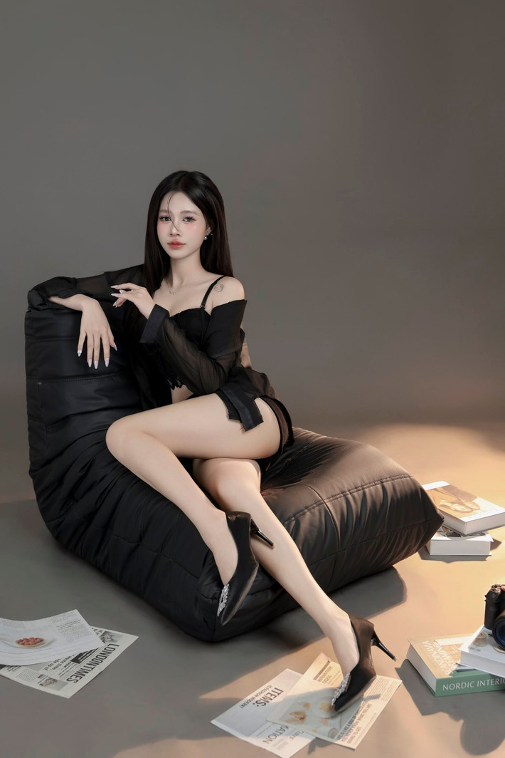 Shizuka thể hiện một thần thái trưởng thành và đầy tự tin. Bối cảnh tối giản với tông màu xám nền nã làm nổi bật chủ thể chính.
