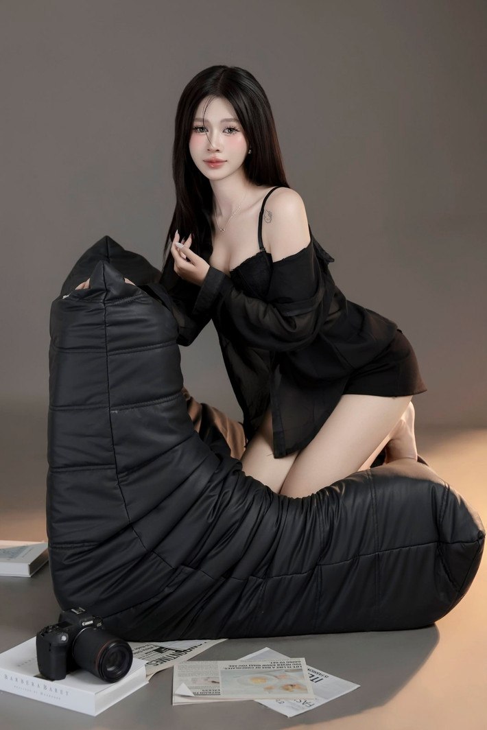 Trước đó ít ngày, cô nàng cũng nhá hàng một bộ ảnh khác mừng sinh nhật. Khác với hình tượng "thiên thần", ở loạt ảnh này Shizuka chọn tone đen chủ đạo đầy quyến rũ.