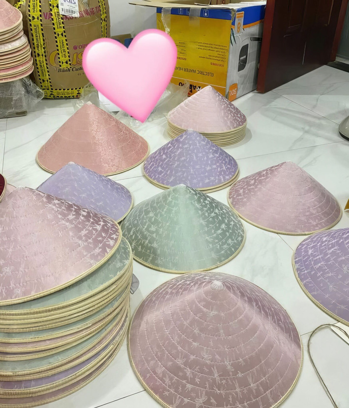 Bàn tay khéo léo của các nghệ nhân đã âm thầm ứng dụng công nghệ nhuộm màu an toàn, từ từ thổi hồn vào những chiếc nón lá với sắc xanh lá non mơn mởn, xanh dương mát lành, hồng dịu dàng, tím mộng mơ hay cam rực rỡ... Tất cả đều vẫn mang trong mình linh hồn và vẻ đẹp nguyên sơ của những chiếc nón lá ngày xưa.