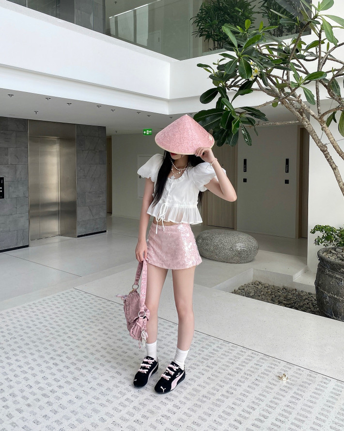 Nón lá Việt Nam - biểu tượng văn hóa truyền thống gắn liền với hình ảnh dịu dàng của người phụ nữ Việt Nam qua bao thế hệ, đang nhẹ nhàng thay đổi để hòa mình vào cuộc sống hiện đại. Từ những chiếc nón lá truyền thống màu vàng rơm ấm áp quen thuộc, giờ đây chúng ta có thể bắt gặp nón lá xuất hiện với muôn màu muôn vẻ tươi tắn, len lỏi vào trái tim giới trẻ một cách tự nhiên.