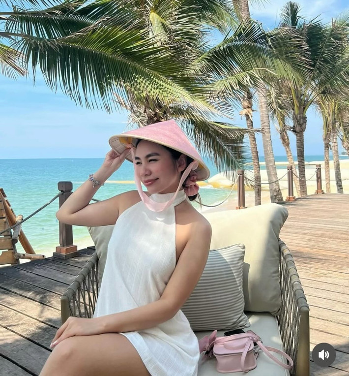 Thanh Huyền - chủ một shop đồ phụ kiện online chia sẻ: "Năm nay, nhiều bạn trẻ có nhu cầu mua những chiếc nón lá nhiều màu nên mình đã đặt xưởng thủ công làm các sản phẩm nón lá có nhiều màu sắc khác nhau. Những chiếc nón chủ yếu lấy các tone màu pastel nhẹ nhàng, xinh xắn".