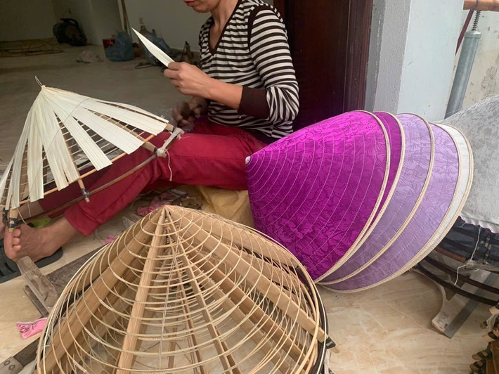Trên những chiếc nón cũng được thêm vào các họa tiết hoa chìm truyền thống.