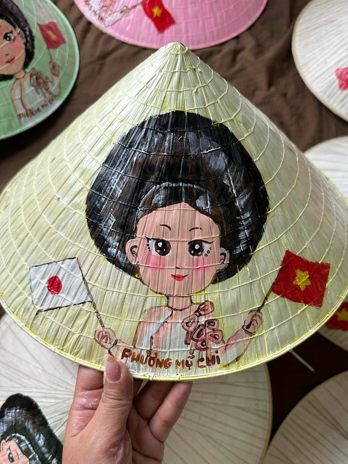 Cô viết: "Đây là chút tâm ý nhỏ dành tặng cho các bạn quốc tế. Nón lá được vẽ tay trực tiếp hình ảnh của Chi, quốc kỳ Việt Nam và quốc kỳ của nước bạn". Phương Mỹ Chi hy vọng mỗi chiếc nón sẽ là một kỷ niệm đẹp về Việt Nam trong lòng bạn bè quốc tế.