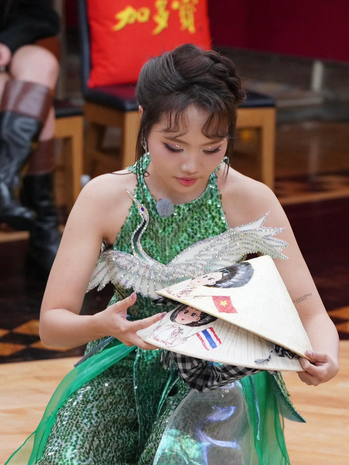 Bên cạnh nón lá trơn nhiều màu, các mẫu nón lá vẽ hình cũng được nhiều bạn trẻ ưa thích. Không chỉ vậy nhiều người nổi tiếng cũng sử dụng nón lá với các thiết kế vẽ riêng như một cách quảng bá hình ảnh Việt Nam. Mới đây, ca sĩ Phương Mỹ Chi cũng đã chia sẻ hình ảnh chuẩn bị nón lá tặng cho các bạn quốc tế tham gia chương trình Sing! Asia.