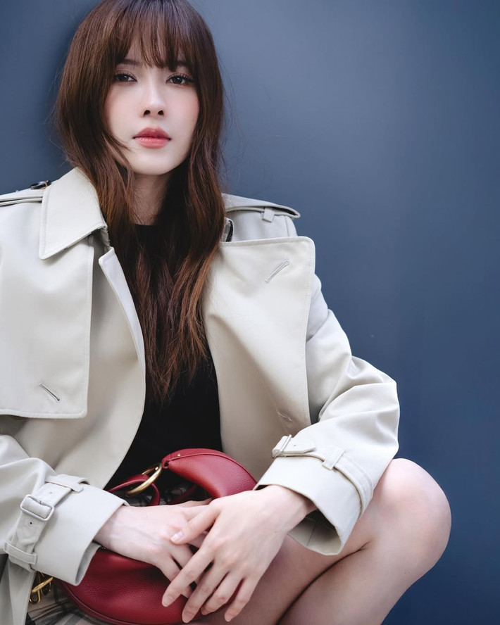 Mái tóc uốn nhẹ cùng layout makeup tự nhiên càng tôn lên khí chất ngọt ngào, thanh lịch vốn có của cô nàng.
