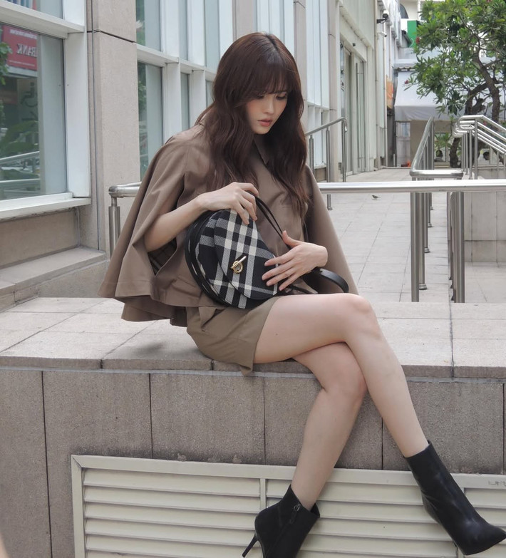 Trung thành với tông màu trung tính như beige, kem và nâu đất, trong loạt ảnh khác mang phong cách tương tự, cô nàng lựa chọn set đồ màu nâu cafe lạnh, kết hợp với đôi boot đen gót nhọn, tạo nên tổng thể cực kỳ thời thượng và hài hòa.