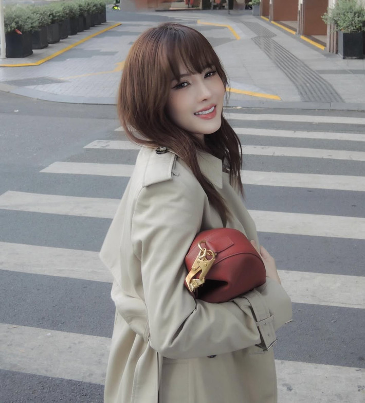 Trong loạt ảnh, nữ ca sĩ lựa chọn trench coat – biểu tượng kinh điển của thời trang thu – được Thiều Bảo Trâm biến hóa đa dạng qua nhiều set đồ.