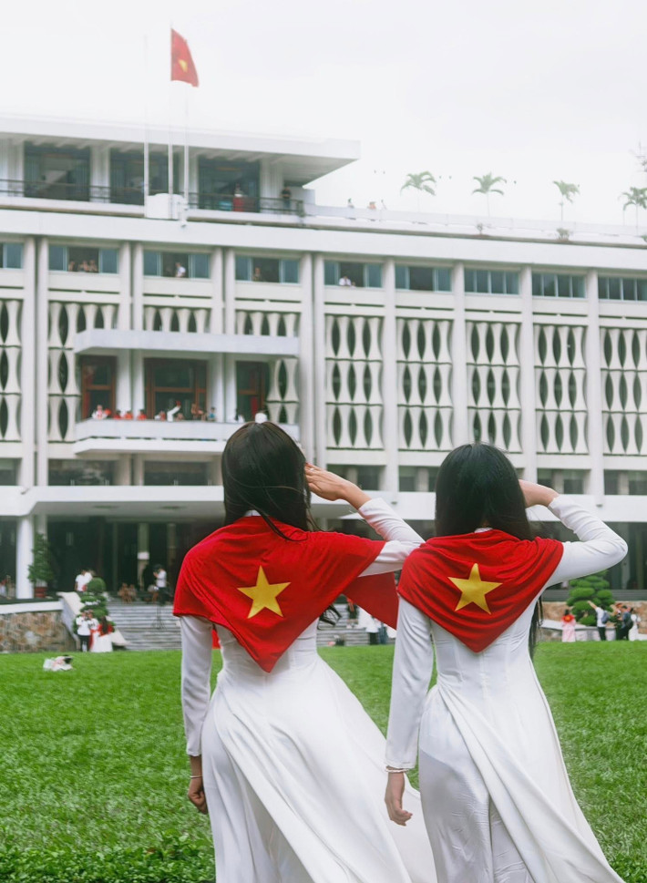 Bộ ảnh được chụp tại Dinh Độc Lập đã nhanh chóng thu hút sự chú ý và nhận về cơn mưa lời khen từ người hâm mộ. (Ảnh: FBNV)