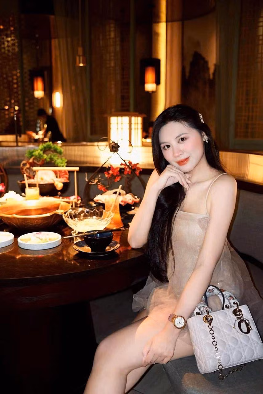 Cô gái sinh năm 2002 cũng được biết đến với công việc biên tập viên thời tiết tại Truyền hình Quốc hội Việt Nam. (Ảnh: FBNV)