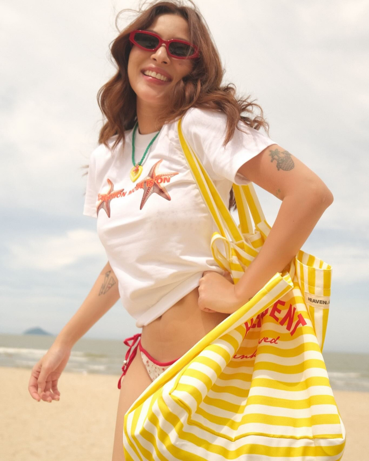 Tú Hảo luôn biết cách tạo dáng để tôn lên vẻ đẹp tự nhiên, từ nụ cười tươi tắn đến những cử chỉ đáng yêu. Vẻ đẹp ngọt ngào kết hợp với thần thái cuốn hút đã giúp Tú Hảo trở thành tâm điểm của mọi ánh nhìn. (Ảnh: IGNV)