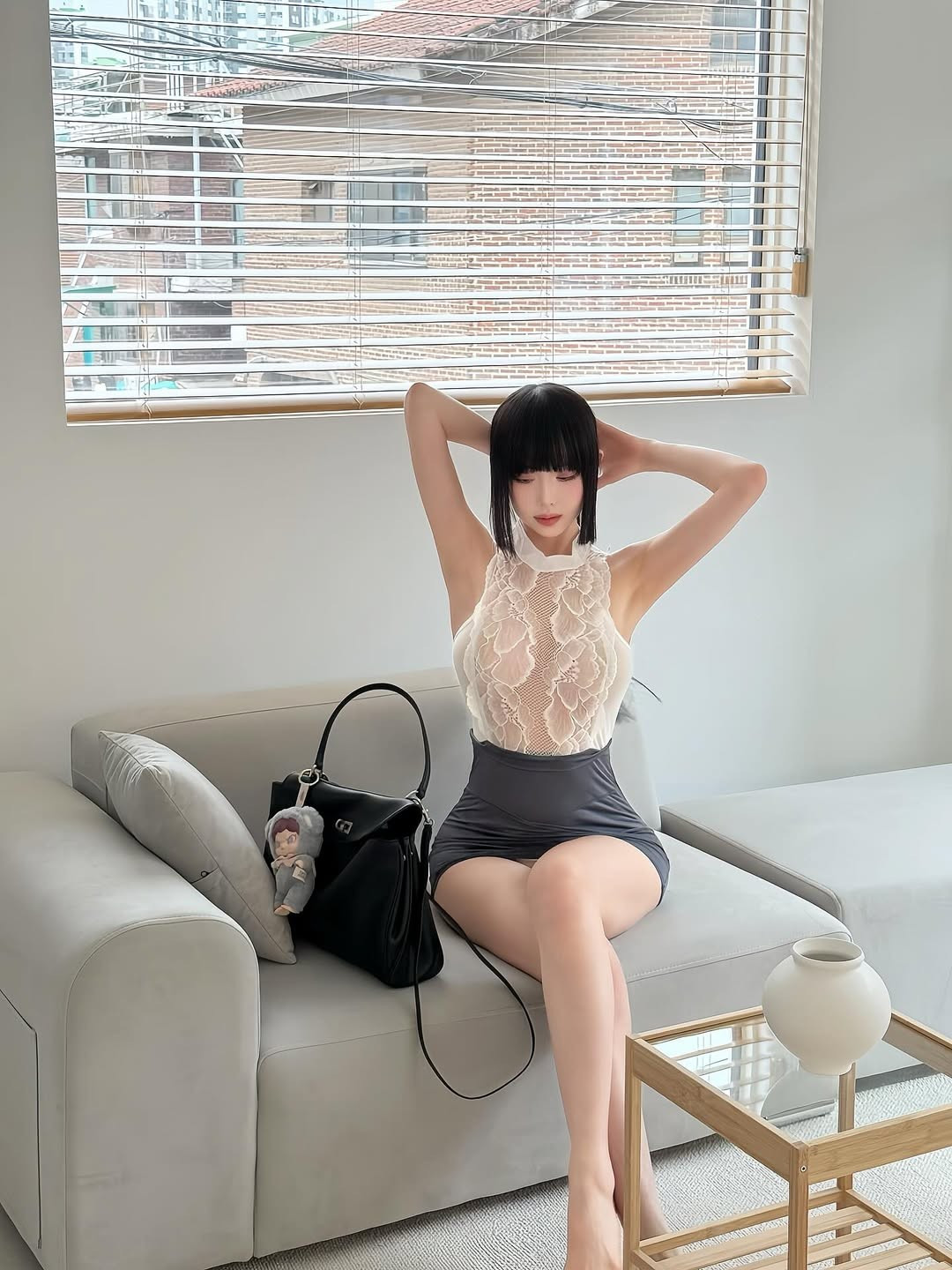 Vẻ ngoài tự tin, mái tóc đen dài với phần tóc mái bằng đặc trưng và đôi mắt sắc sảo của Luna Kim đã khiến người hâm mộ không khỏi "đứng hình" trước độ táo bạo và quyến rũ của cô ngay cả khi không trên sân khấu. (Ảnh: FBNV)