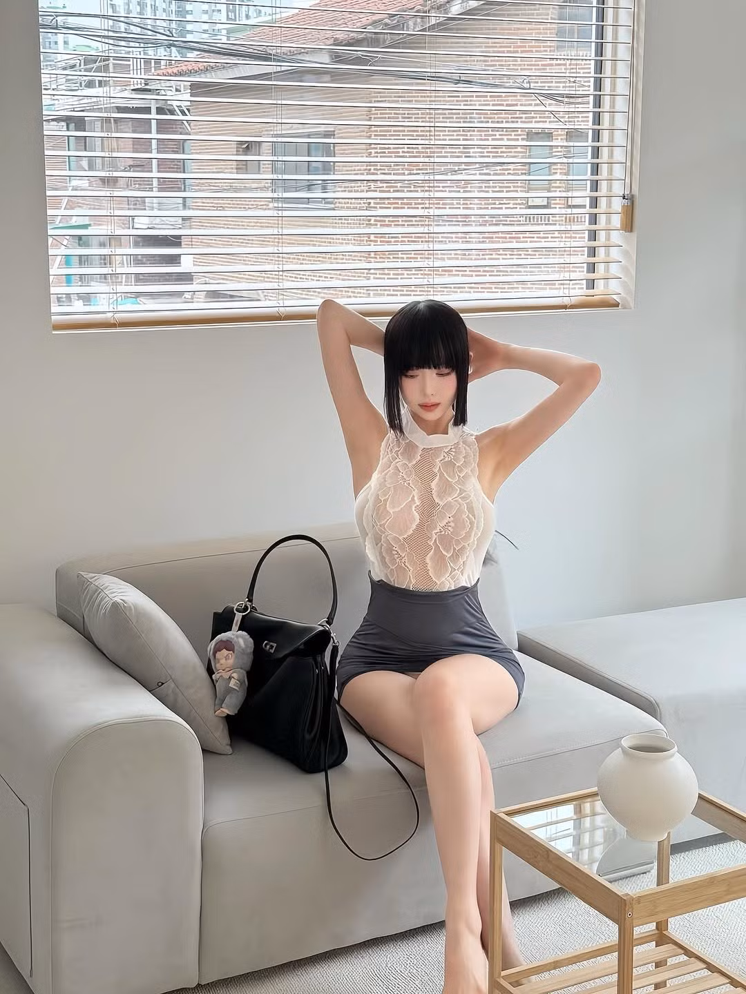 Vẻ ngoài tự tin, mái tóc đen dài với phần tóc mái bằng đặc trưng và đôi mắt sắc sảo của Luna Kim đã khiến người hâm mộ không khỏi "đứng hình" trước độ táo bạo và quyến rũ của cô ngay cả khi không trên sân khấu. (Ảnh: FBNV)