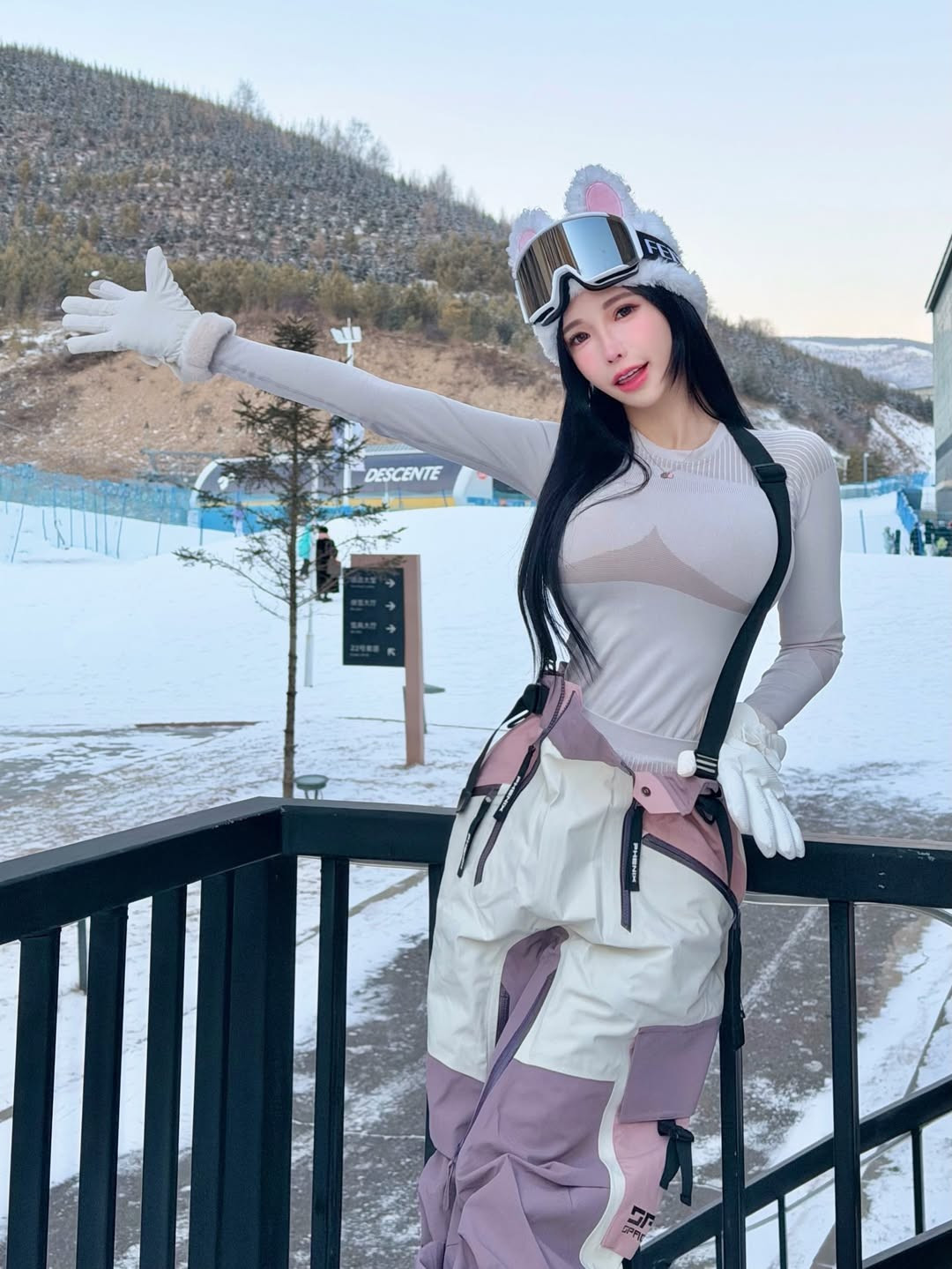Cô nàng chọn một bộ đồ trượt tuyết phối màu hồng pastel, trắng kem và tím xám. Sự kết hợp màu sắc này mang lại vẻ ngoài vừa trẻ trung, nữ tính lại vừa nổi bật trên nền tuyết trắng. (Ảnh: IGNV)