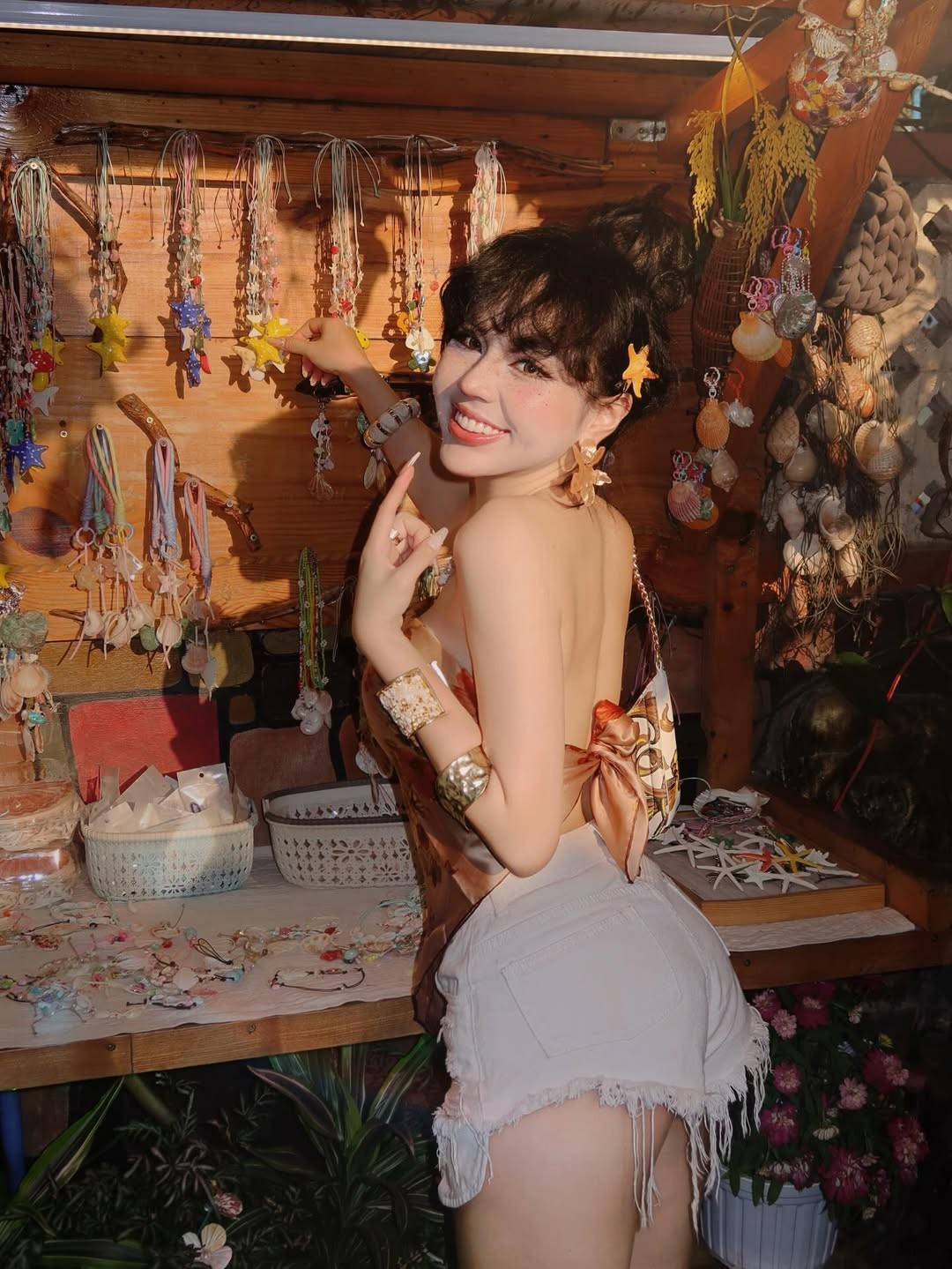 Trong bộ ảnh lần này, Bảo Khuyên Susan khéo léo lựa chọn trang phục vừa gợi cảm vừa năng động với set đồ được phối ấn tượng. (Ảnh: IGNV)