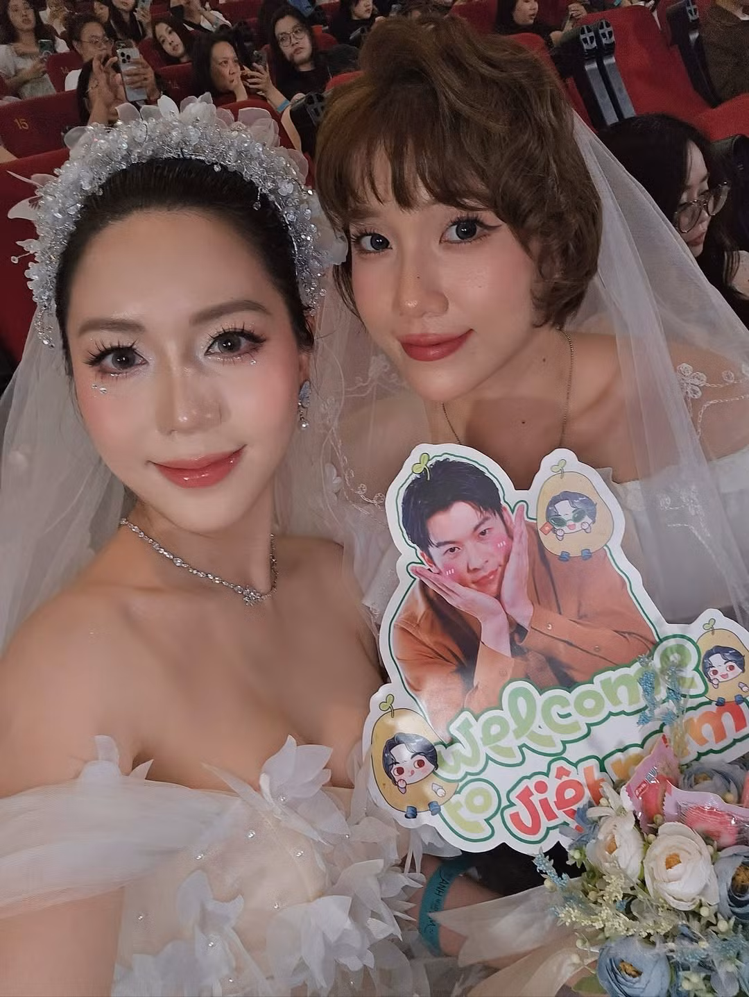 Trào lưu fan mặc váy cô dâu thường xuất phát từ mong muốn "kết hôn tượng trưng" với thần tượng, thể hiện tình cảm dành cho người mà mình yêu quý. Mới đây tại sự kiện giao lưu với người hâm mộ của nam tài tử người Đài Loan Hứa Quang Hán tại TP HCM, nhiều cô gái Việt đã lên đồ cô dâu để gặp thần tượng. (Ảnh: IG @lehonghanh_0807)