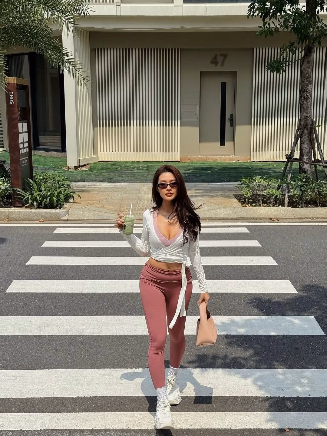 Trên mạng xã hội, bà xã Rhymastic gây ấn tượng bởi bức ảnh nóng bỏng, khoe 3 vòng gợi cảm. (Ảnh: IGNV)