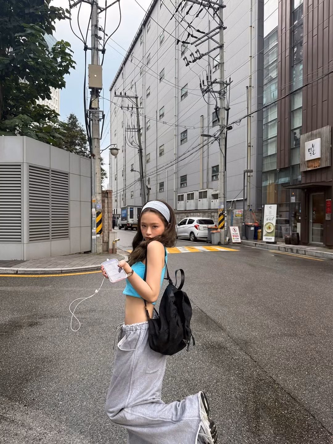 Không còn hình ảnh cố gắng khoác lên mình sự gợi cảm hay nét già dặn, Linh Ka ngày càng chứng minh được sự nhạy bén, tinh tế của mình trong việc "lên đồ", khiến cô được đánh giá là chẳng hề thua kém các fashionista đích thực. (Ảnh: IGNV)