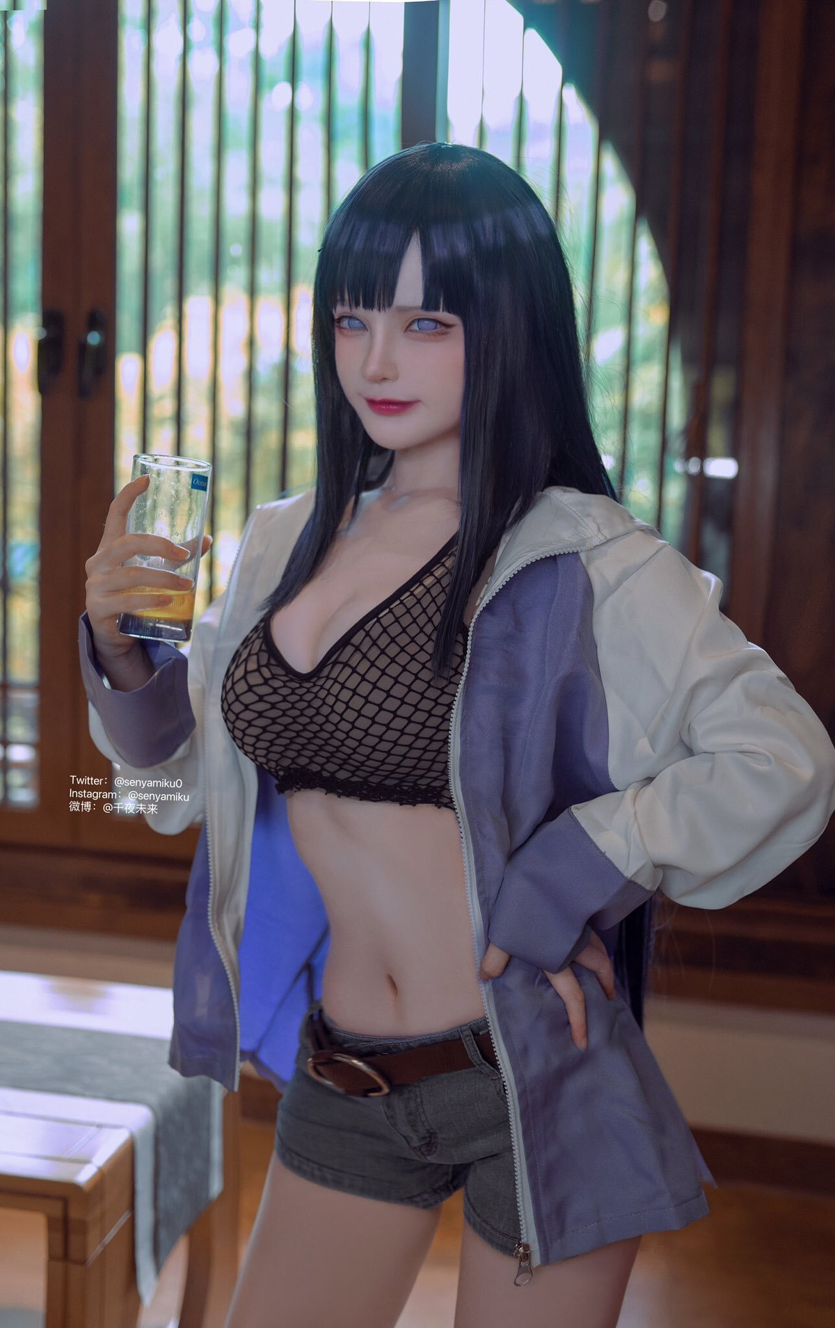 Cô sở hữu vẻ ngoài xinh xắn, cuốn hút và khả năng "biến hóa" khuôn mặt rất tốt để phù hợp với nhiều loại nhân vật khác nhau, từ dễ thương (như Hinata - Naruto) đến sắc sảo, quyến rũ (như Makima - Chainsaw Man). (Ảnh: IG @senyamiku)