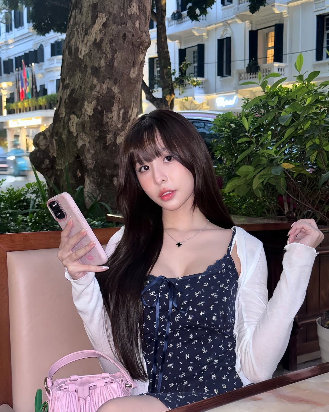 Không chỉ sở hữu gương mặt xinh đẹp, cô còn được đánh giá cao bởi khả năng biến hóa đa dạng từ phong cách "nàng thơ" ngọt ngào đến quý cô sang chảnh, hiện đại. (Ảnh: IGNV)