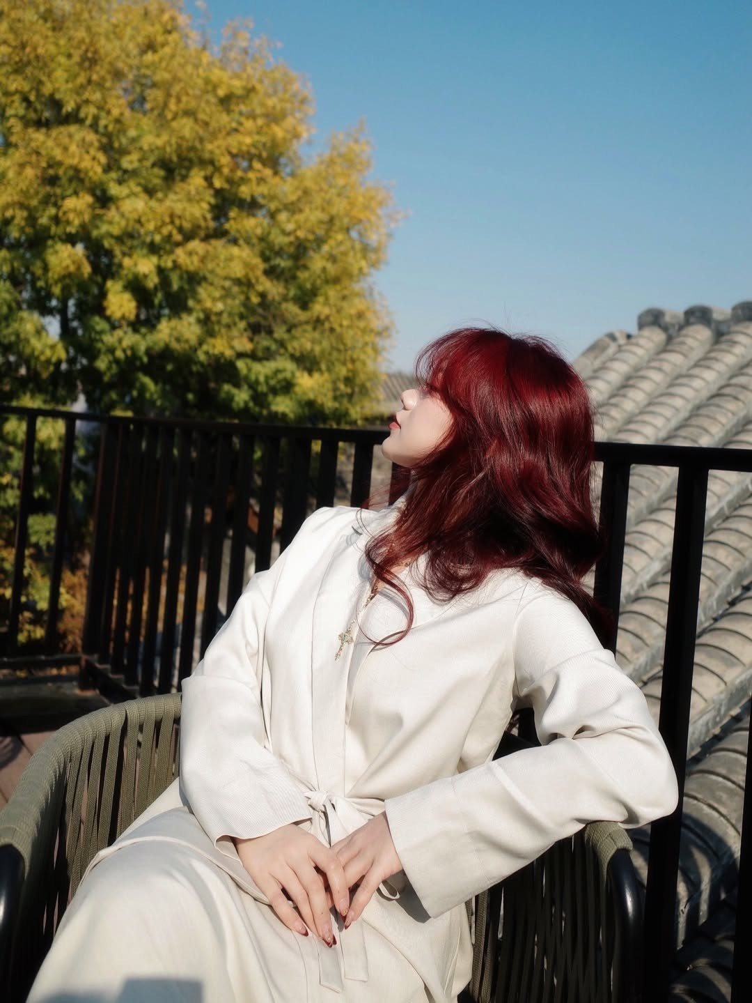 Bảo Hân Helia cho thấy sự tinh tế trong cách phối đồ khi lựa chọn set trang phục màu kem tối giản nhưng vô cùng sang trọng. Thiết kế áo khoác thắt eo kết hợp cùng chân váy dài giúp cô nàng trông thanh mảnh và cao ráo hơn. (Ảnh: IGNV)