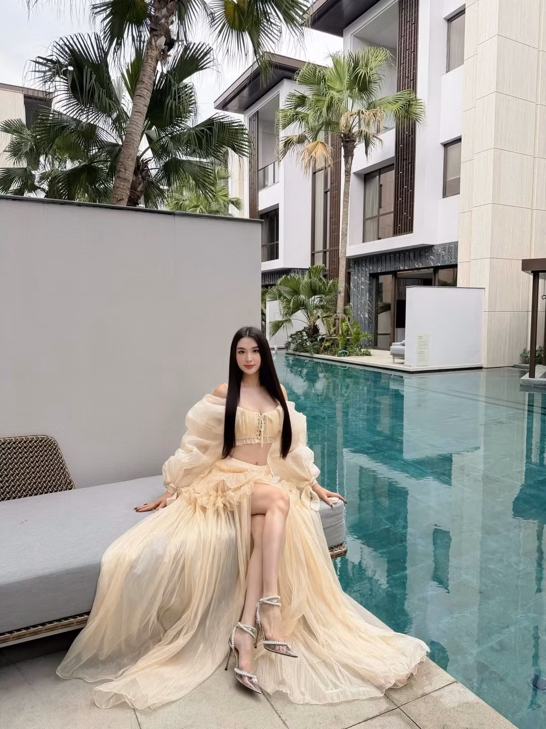 Không cần những bộ bikini cắt xẻ táo bạo, Ngọc Loan chọn cho mình set đồ màu be pastel nhẹ nhàng với chân váy voan xếp tầng bồng bềnh kết hợp cùng áo corset cách điệu. Thiết kế này vừa tôn lên làn da trắng sứ, vừa giúp cô toát lên vẻ tiểu thư, đài các vốn đã trở thành thương hiệu. (Ảnh: IGNV)