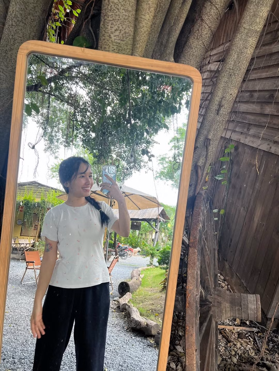 Cô thường xuyên để mặt mộc, không ngại khoe làn da ngăm tự nhiên và những dấu hiệu của tuổi tác. (Ảnh: IGNV)