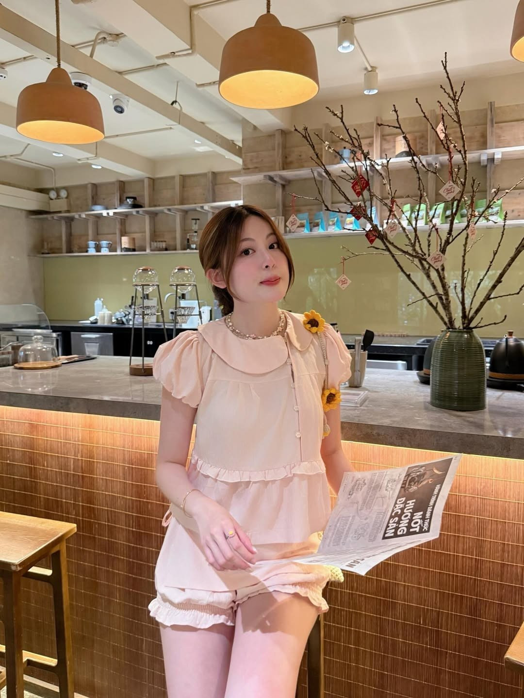 Bộ ảnh được thực hiện tại một quán cà phê có không gian hiện đại và ấm cúng. Tăng Mỹ Hàn vừa thưởng thức bữa ăn nhẹ sang chảnh với món trứng hấp dẫn, vừa tận hưởng không khí thư thái bên ly nước ép dưa hấu mát lạnh. (Ảnh: IGNV)