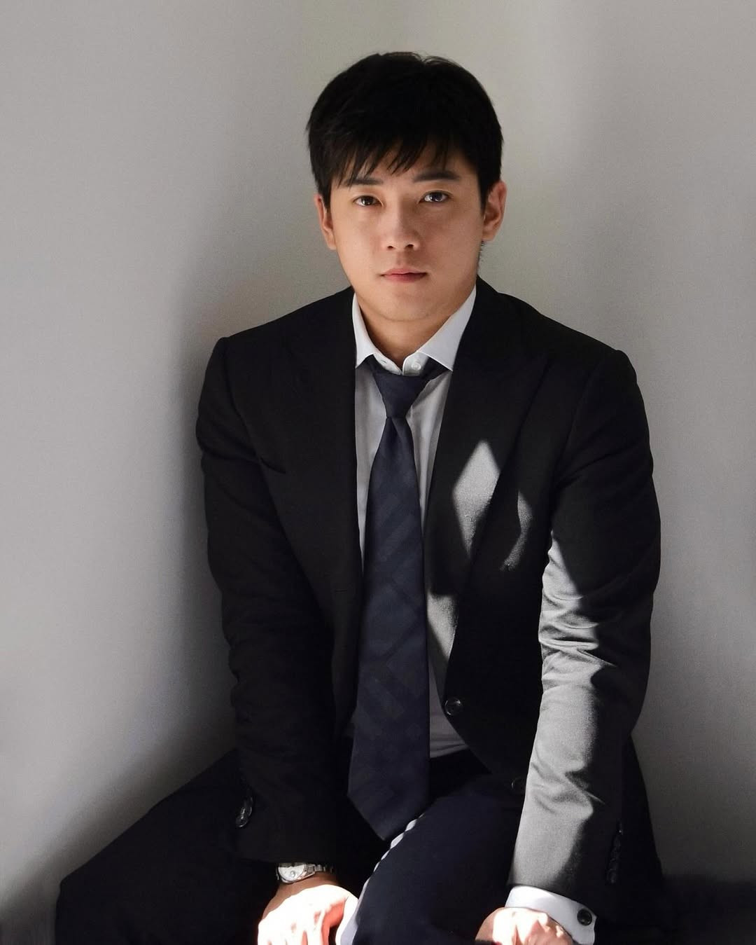 Nhân dịp năm mới vừa qua, trên trang Instagram cá nhân, Chris Khoa cũng đã đăng tải một bức ảnh chân dung lịch lãm cùng dòng trạng thái dài chia sẻ về những thay đổi trong cuộc sống. (Ảnh: IGNV)