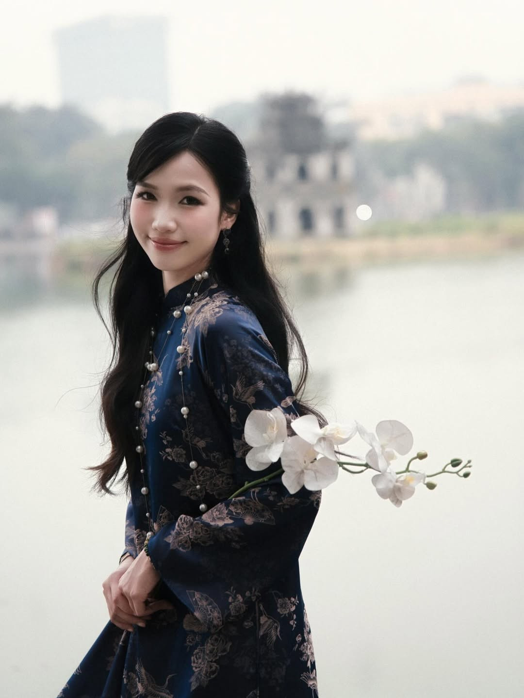 Nếu theo dõi Hoàng Minh Ngọc từ lâu, hẳn ai cũng quen thuộc với hình ảnh một cô gái hiện đại, luôn nắm bắt nhanh nhạy các xu hướng làm đẹp và thời trang của giới trẻ. Phong cách thường thấy của Ngọc là sự kết hợp giữa nữ tính, hiện đại và đôi khi là một chút nổi loạn. (Ảnh: IGNV)