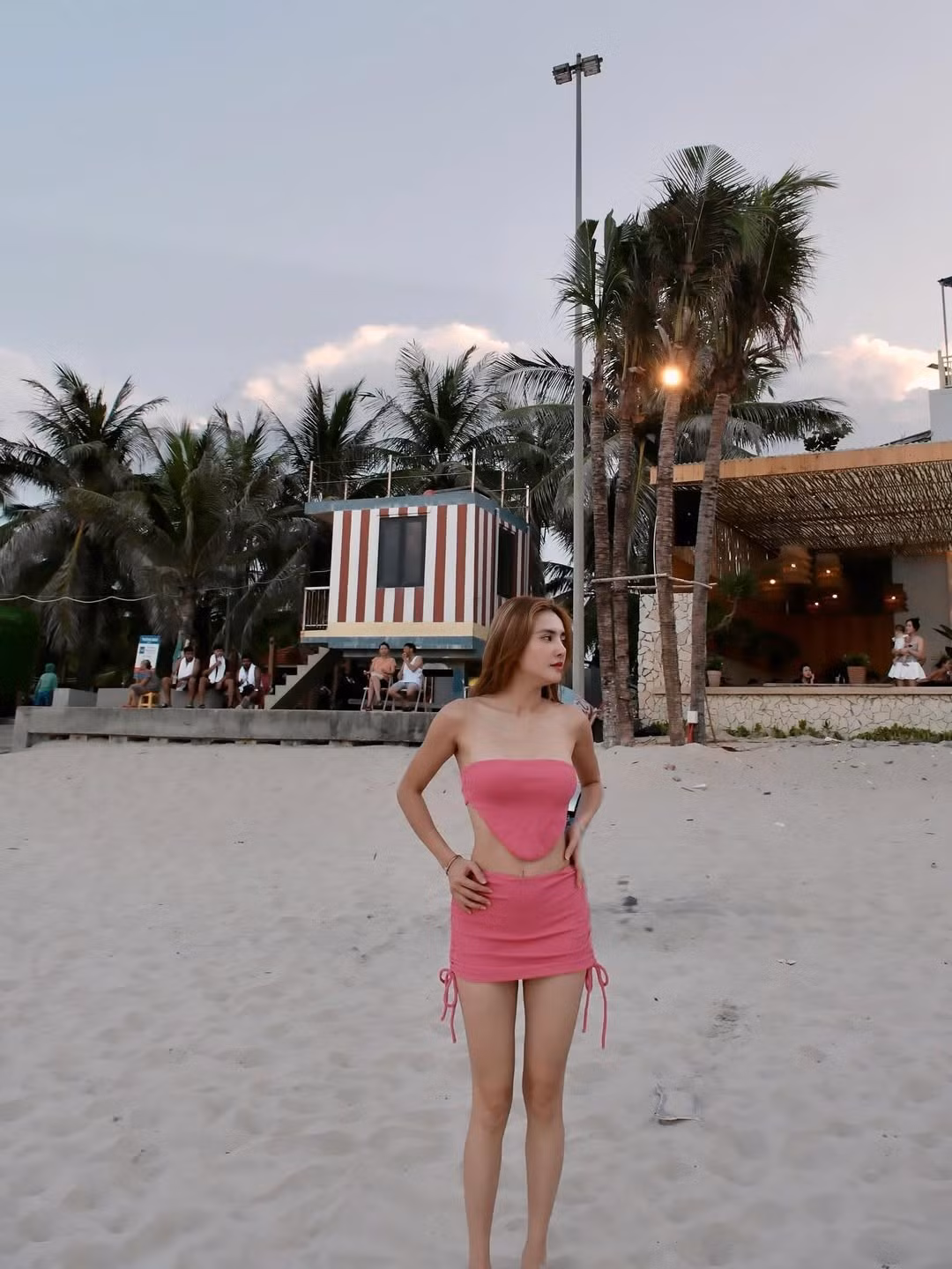 Dù đã trải qua sinh nở, em gái Công Vinh vẫn giữ được vóc dáng thon gọn và nhan sắc tươi trẻ, khiến nhiều người không khỏi trầm trồ và ngưỡng mộ. (Ảnh: FB Lê Khánh Chi)