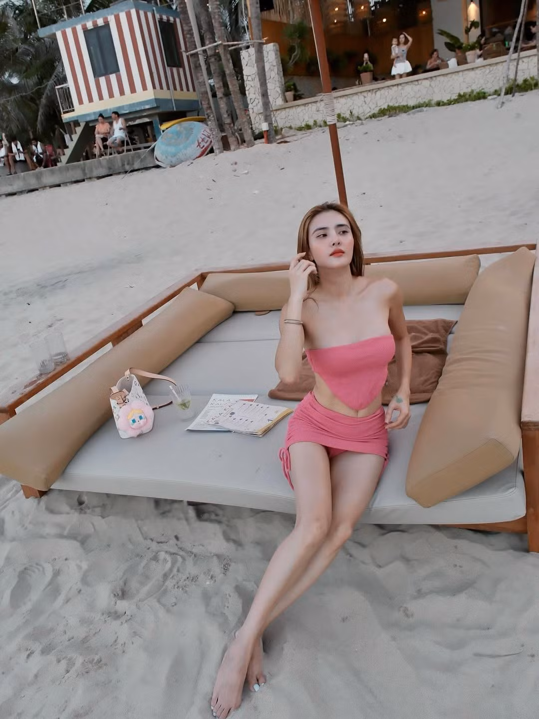 Thiết kế ôm sát không chỉ tôn lên làn da trắng mịn mà còn khéo léo phô diễn đường cong chữ S đáng ngưỡng mộ, đặc biệt là vòng eo con kiến trứ danh. (Ảnh: FB Lê Khánh Chi)