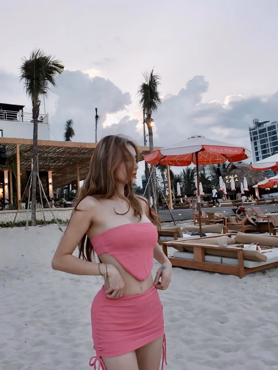 Trong những bức ảnh được đăng tải, Khánh Chi diện một set đồ màu hồng ngọt ngào gồm áo quây và chân váy ngắn.(Ảnh: FB Lê Khánh Chi)