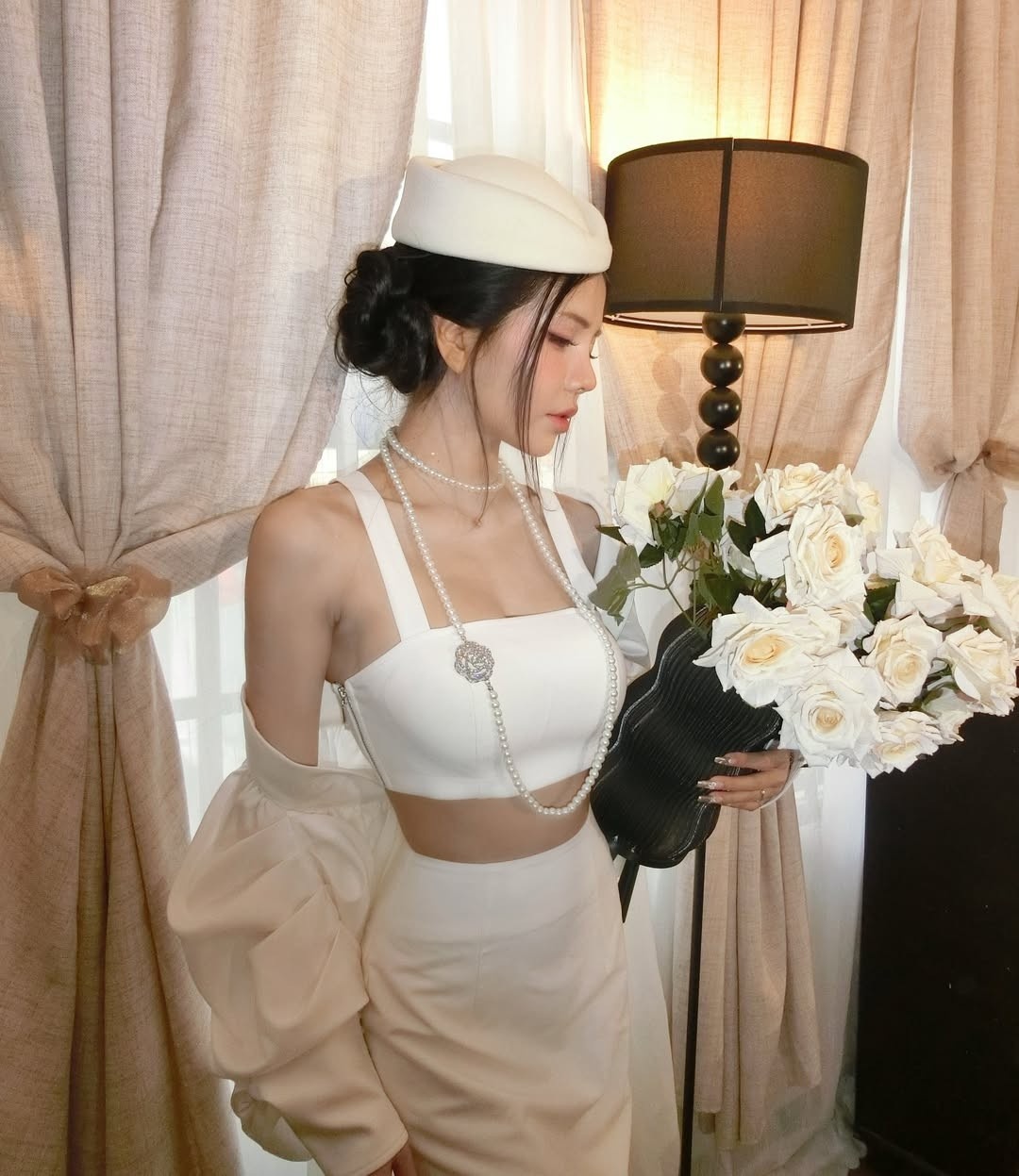 Mai Dora vốn được mệnh danh là "nữ thần VCS", được biết đến với phong cách quyến rũ, nóng bỏng và lối dẫn dắt thông minh, đầy năng lượng mỗi khi xuất hiện trên sân khấu Esports. Không chỉ sở hữu lượng fan đông đảo nhờ tài năng, cô nàng còn là một biểu tượng thời trang với những bộ cánh khoe khéo đường cong gợi cảm. (Ảnh: IGNV)