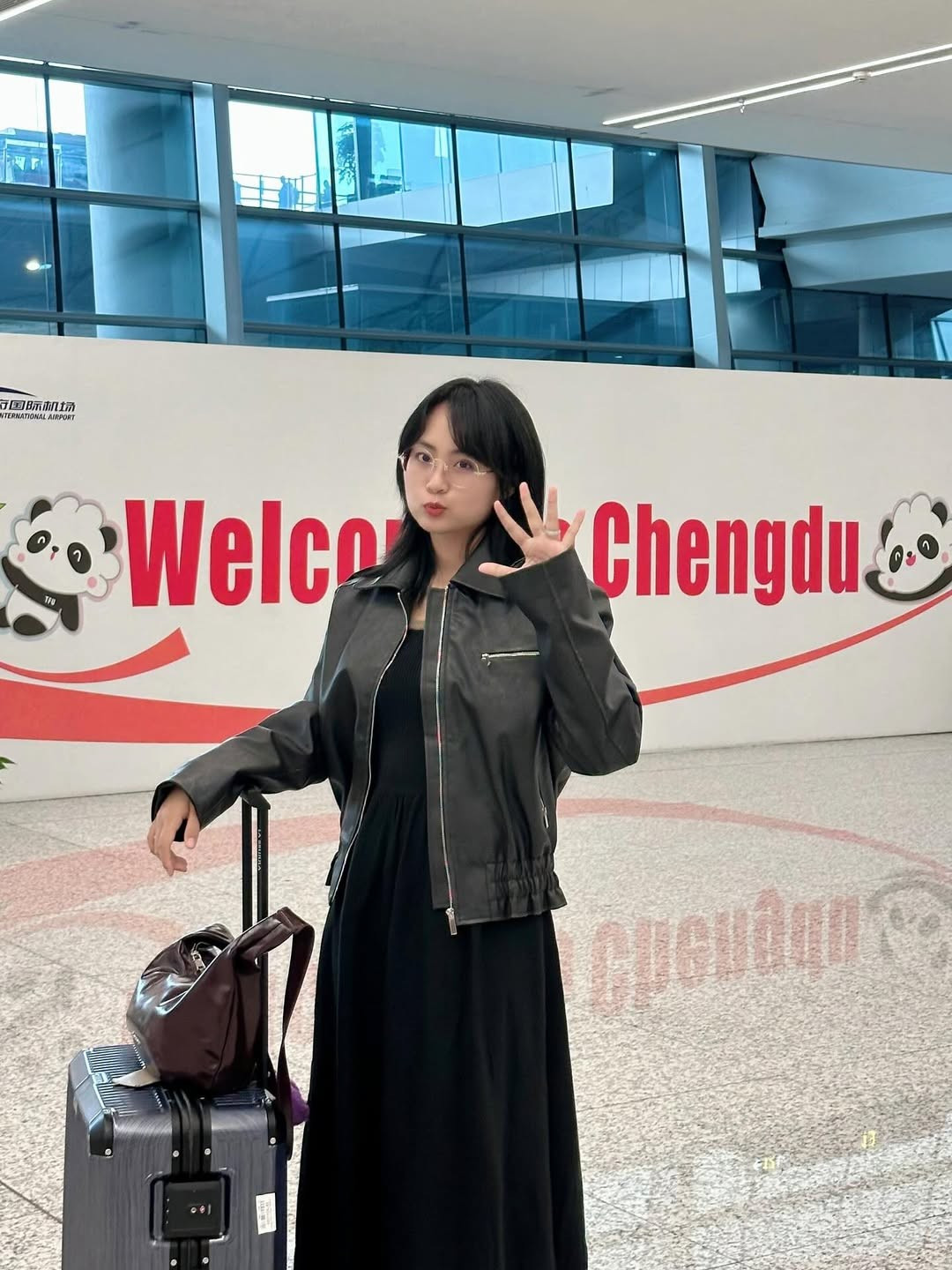 Khoảnh khắc hai "ngọc nữ" của làng thể thao điện tử Việt Nam cùng nhau xuất hiện tại tâm điểm của Worlds 2025 đã khiến người hâm mộ vô cùng phấn khích.