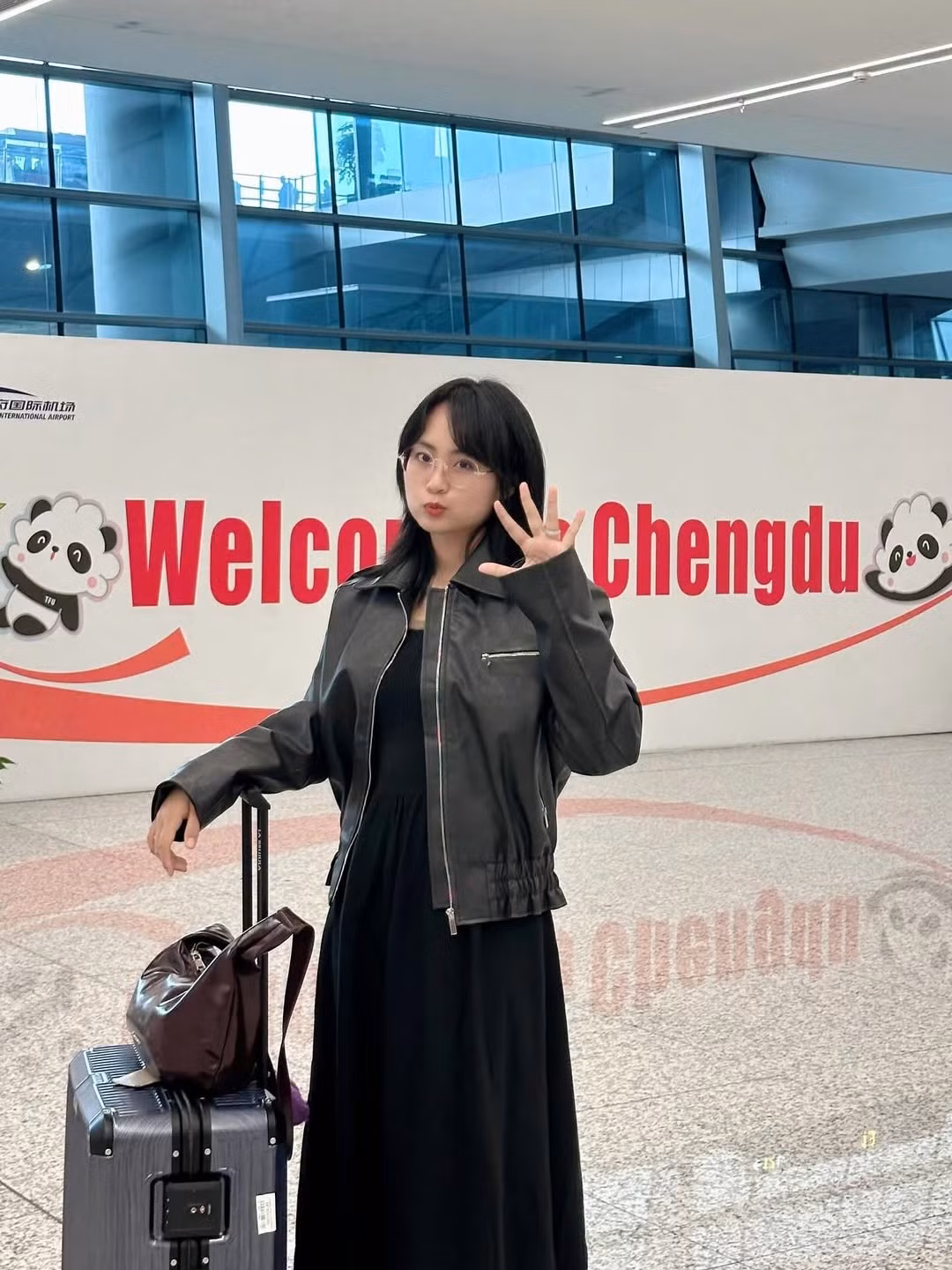 Khoảnh khắc hai "ngọc nữ" của làng thể thao điện tử Việt Nam cùng nhau xuất hiện tại tâm điểm của Worlds 2025 đã khiến người hâm mộ vô cùng phấn khích.