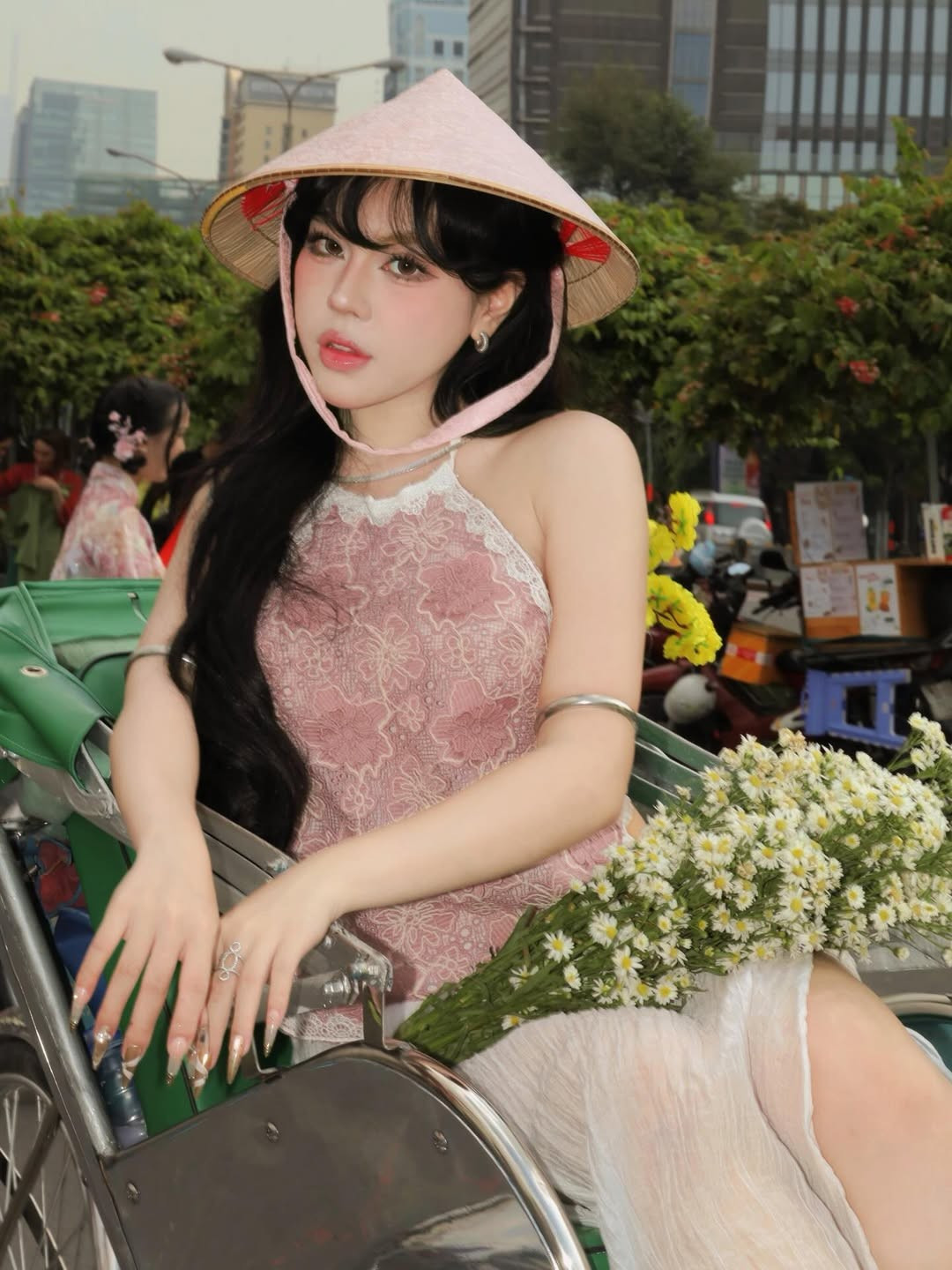 Bảo Khuyên khéo léo phối cùng khuyên tai và vòng cổ ánh kim, giúp tổng thể trang phục không bị "cũ" mà lại rất trendy, phù hợp với hình ảnh một cô gái Gen Z năng động. (Ảnh: IGNV)