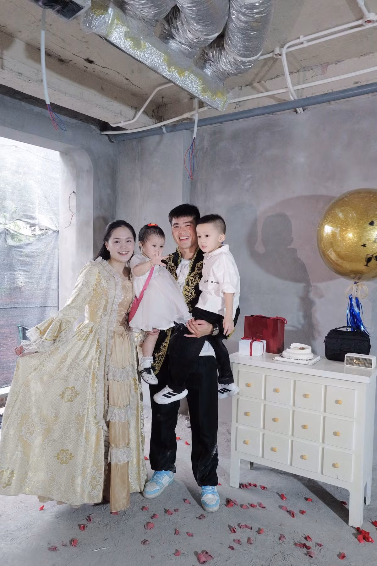 Thay vì chọn nhà hàng hay không gian sang trọng, Quỳnh Anh quyết định tổ chức sinh nhật cho ông xã ở căn nhà của hai vợ chồng đang xây dở. (Ảnh: FB Đỗ Duy Mạnh)