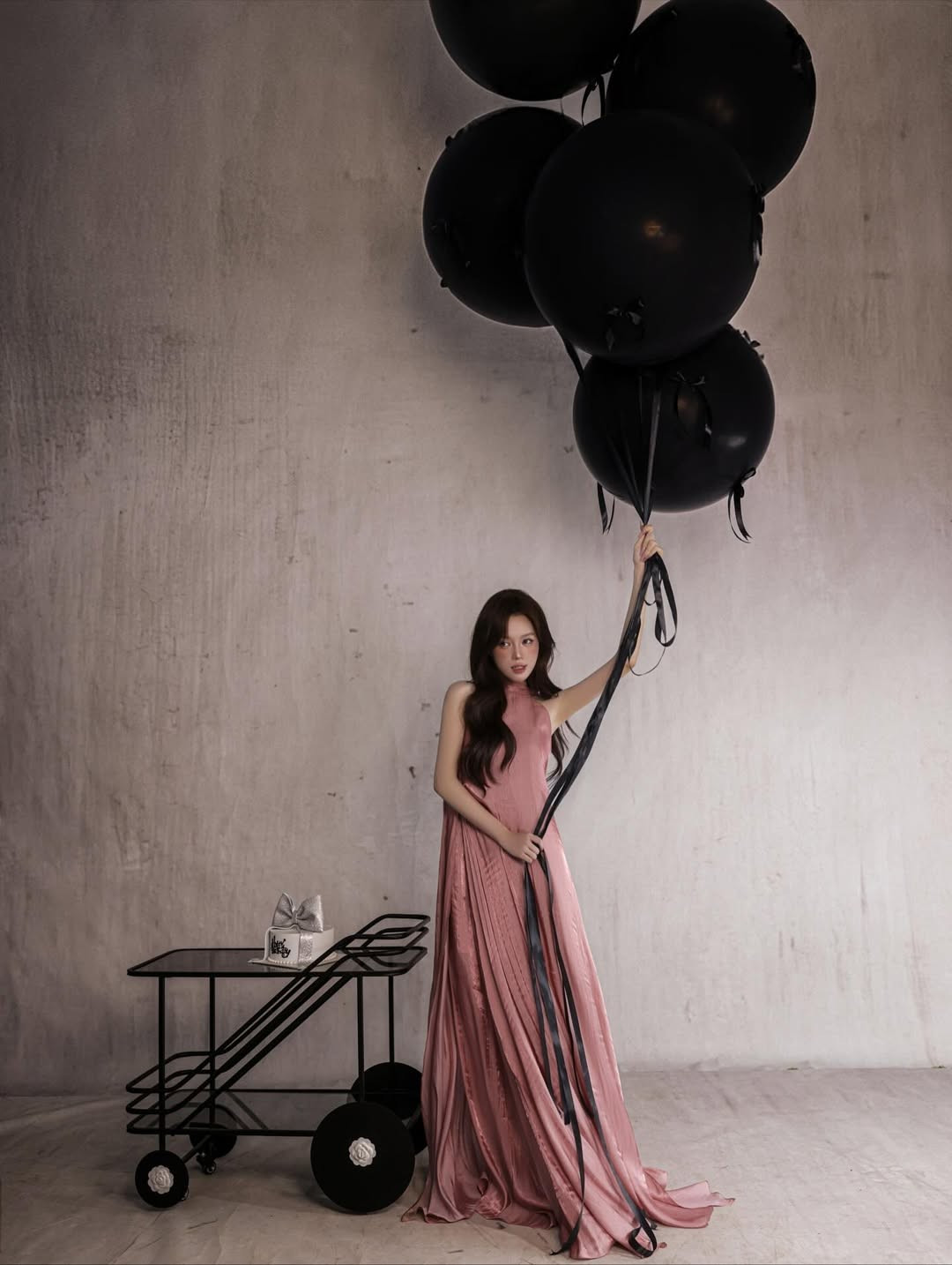 Sau một thời gian, cô tập trung phát triển kênh TikTok và công việc livestream bán hàng. Hiện tại, Mèo Trái Đất sở hữu lượng người theo dõi lớn trên các nền tảng mạng xã hội, khẳng định được sức hút và khả năng sáng tạo của mình. (Ảnh: IGNV)