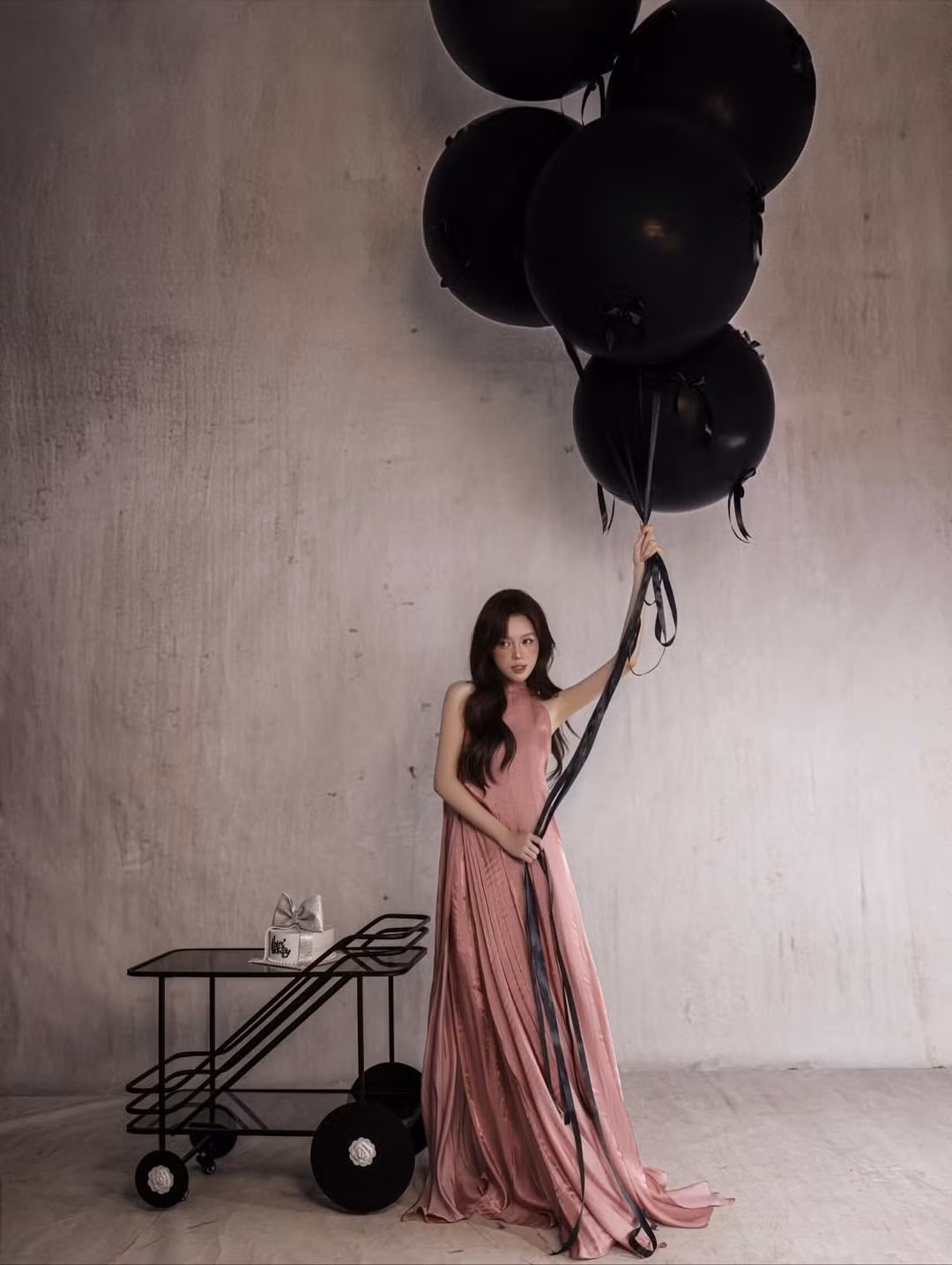 Sau một thời gian, cô tập trung phát triển kênh TikTok và công việc livestream bán hàng. Hiện tại, Mèo Trái Đất sở hữu lượng người theo dõi lớn trên các nền tảng mạng xã hội, khẳng định được sức hút và khả năng sáng tạo của mình. (Ảnh: IGNV)