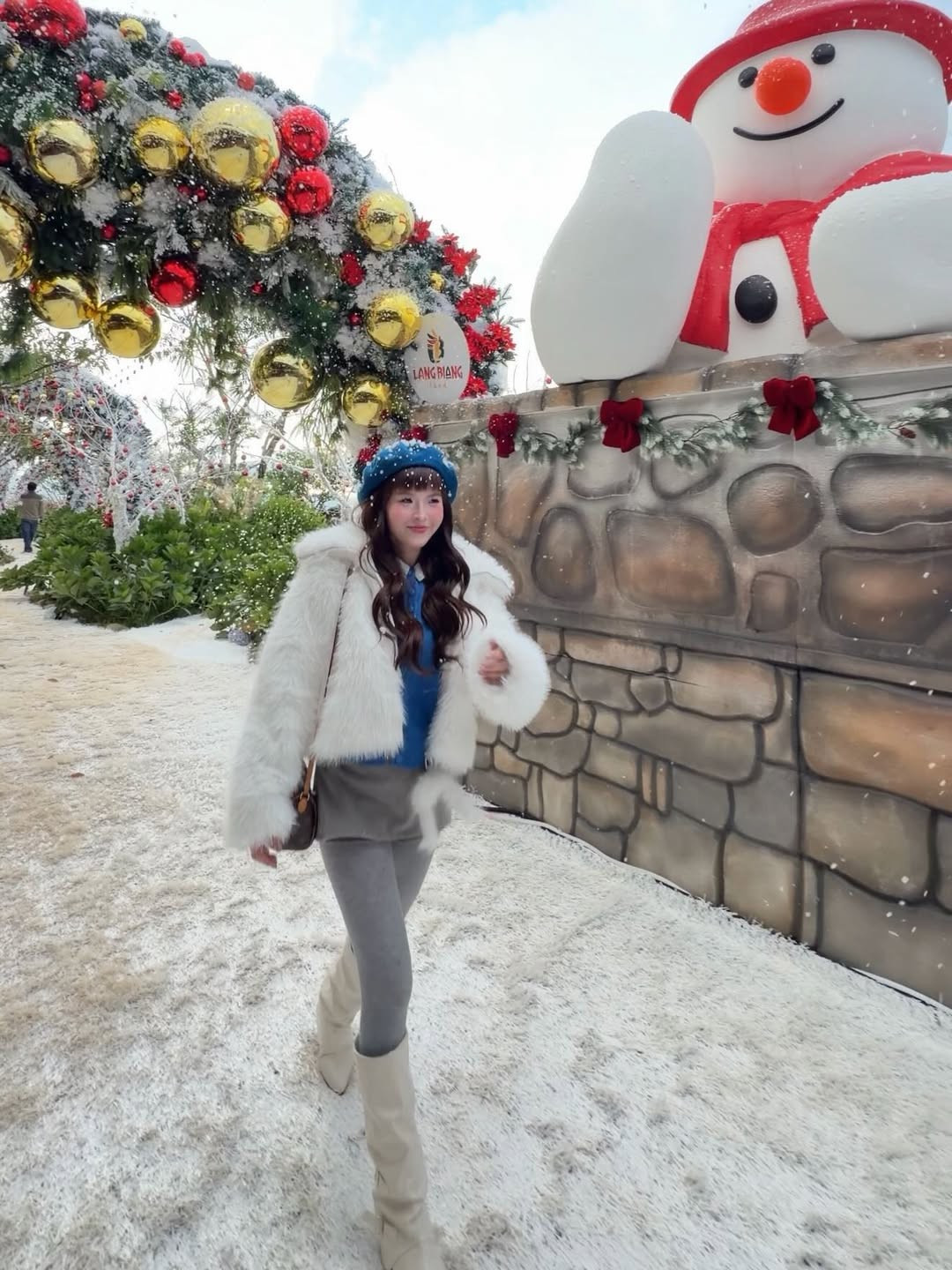 Chiếc mũ nồi màu xanh coban không chỉ tạo điểm nhấn màu sắc cho tổng thể trang phục mà còn tăng thêm vẻ ngọt ngào, đậm chất nàng thơ. (Ảnh: IGNV)