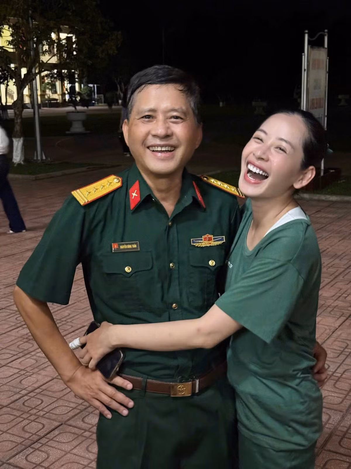 Trong một tấm ảnh khác, cô nàng ôm lấy bố cười hạnh phúc. Nhiều người nhận xét Chi Pu được thừa hưởng nhan sắc từ người bố của mình. (Ảnh: FBNV)