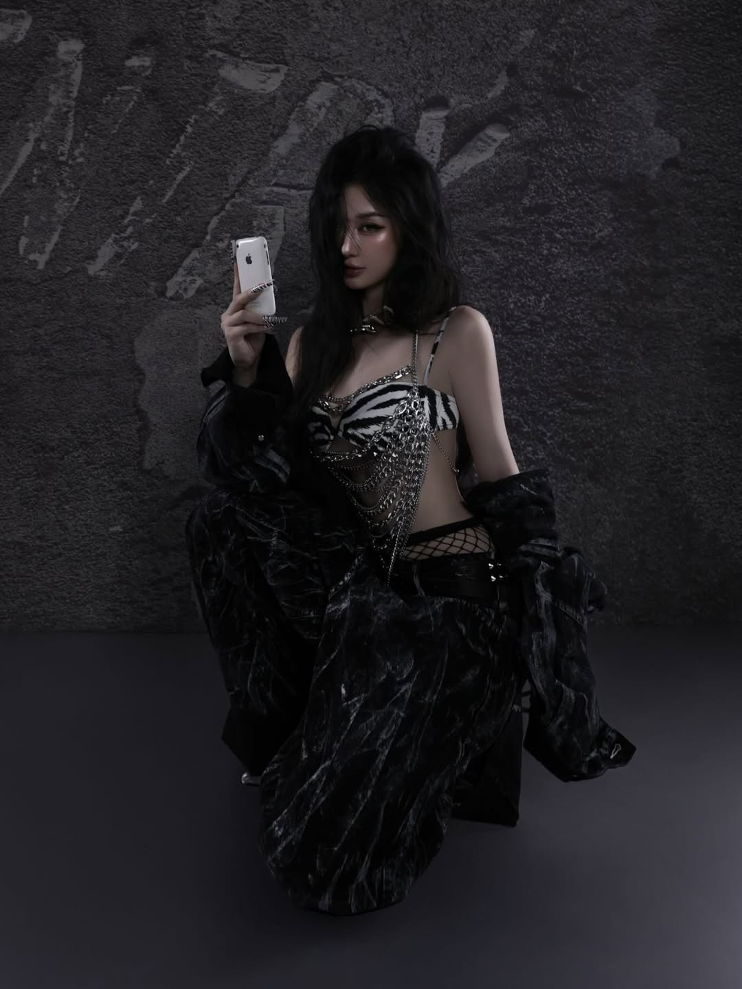 Sau khi công khai nâng cấp vòng một, Jun Vũ tự tin hơn khi theo đuổi phong cách sexy. Cô không ngần ngại diện những thiết kế cắt xẻ táo bạo hay những bộ bikini tí hon trên trang cá nhân. (Ảnh: IGNV)