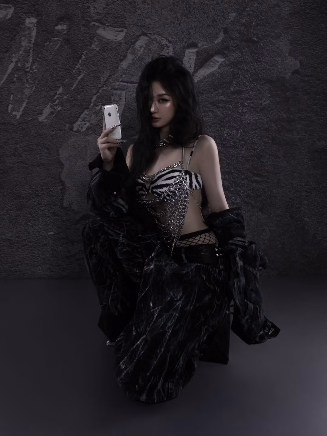 Sau khi công khai nâng cấp vòng một, Jun Vũ tự tin hơn khi theo đuổi phong cách sexy. Cô không ngần ngại diện những thiết kế cắt xẻ táo bạo hay những bộ bikini tí hon trên trang cá nhân. (Ảnh: IGNV)