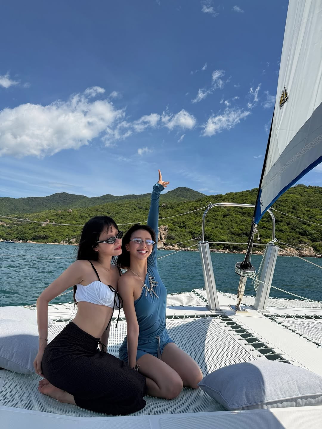 Orange hiếm hoi ăn diện gợi cảm, Mỹ Mỹ khoe đường cong nuột nà, Quỳnh Anh Shyn "flex" cơ bụng với bikini nhỏ xinh, còn Bích Phương cuốn hút bởi visual vừa gợi cảm. (Ảnh: IG @quynhanhshyn_)