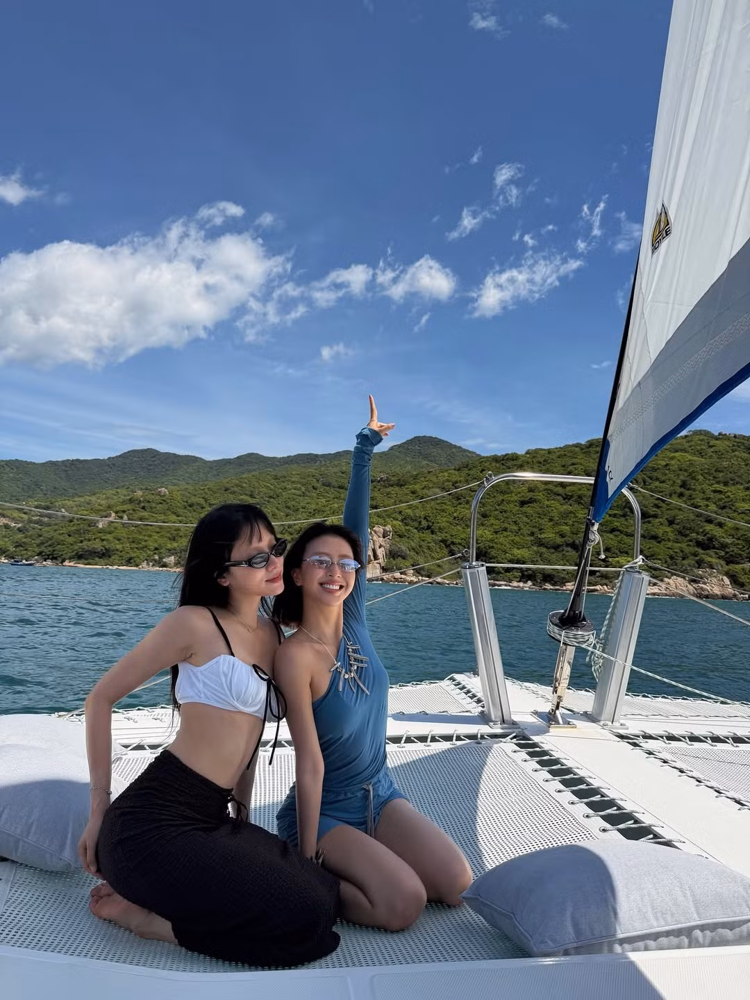 Orange hiếm hoi ăn diện gợi cảm, Mỹ Mỹ khoe đường cong nuột nà, Quỳnh Anh Shyn "flex" cơ bụng với bikini nhỏ xinh, còn Bích Phương cuốn hút bởi visual vừa gợi cảm. (Ảnh: IG @quynhanhshyn_)