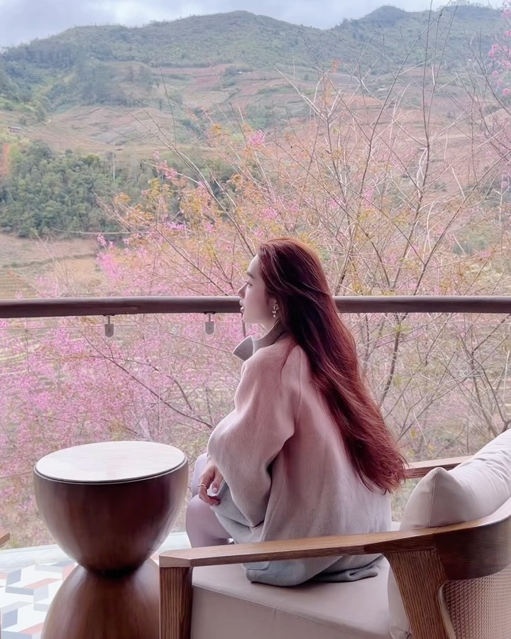 Tại đây, sự kết hợp giữa sắc xanh của lá trà, sắc hồng của hoa và làn sương mờ ảo đặc trưng của vùng cao đã tạo nên một phông nền hoàn hảo cho bộ ảnh của Karty Chang. (Ảnh: FBNV)