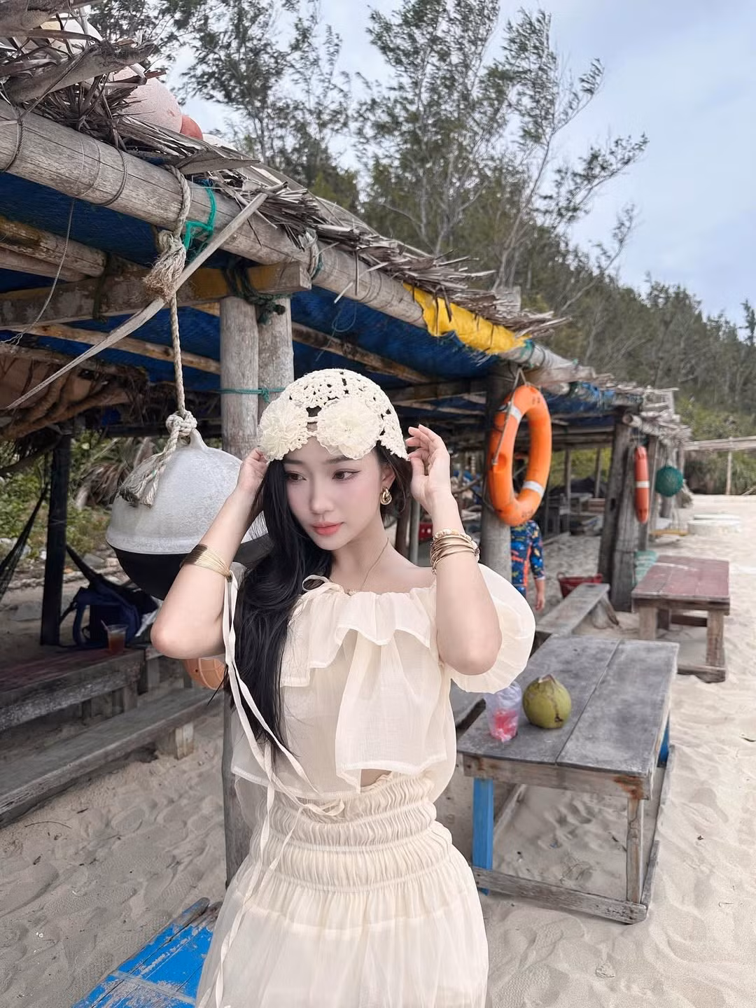 Những món phụ kiện đi kèm như chiếc băng đô hoa ren và vòng tay vàng mảnh mai cũng được kết hợp một cách hài hòa, góp phần hoàn thiện vẻ ngoài thanh thoát, đậm chất "nàng thơ" của cô. (Ảnh: IGNV)