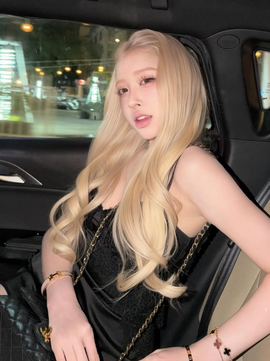 Dù là sự học hỏi có chọn lọc hay chỉ đơn giản là theo đuổi phong cách mình yêu thích, không thể phủ nhận rằng chính những tranh cãi này lại càng khiến cái tên Huyền Diệu chưa bao giờ hạ nhiệt. Những khoảnh khắc cô nàng đăng tải trên trang cá nhân đều nhận về lượng tương tác lớn từ netizen. (Ảnh: IGNV)