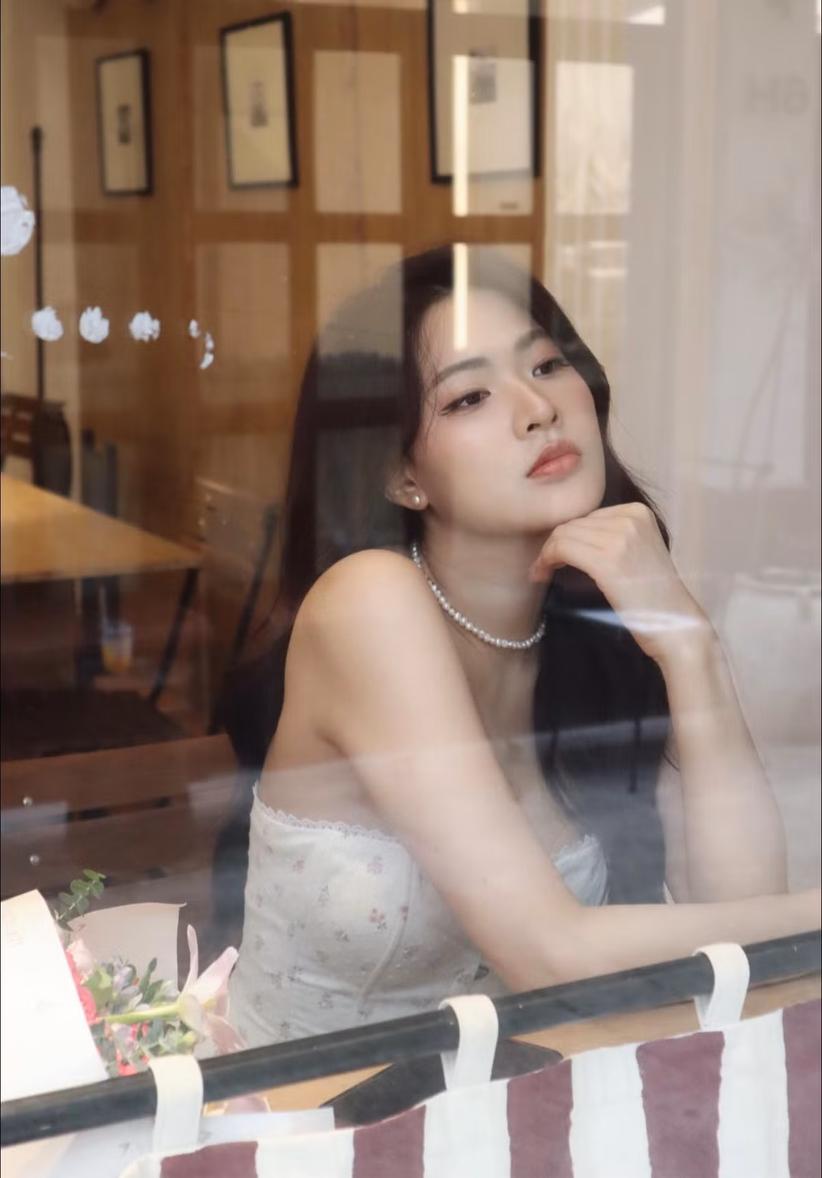 Cô diện chiếc áo corset trắng họa tiết hoa nhí kết hợp cùng chân váy lụa màu hồng pastel, tạo nên một tổng thể hài hòa, cổ điển và không kém phần quyến rũ. (Ảnh: FBNV)